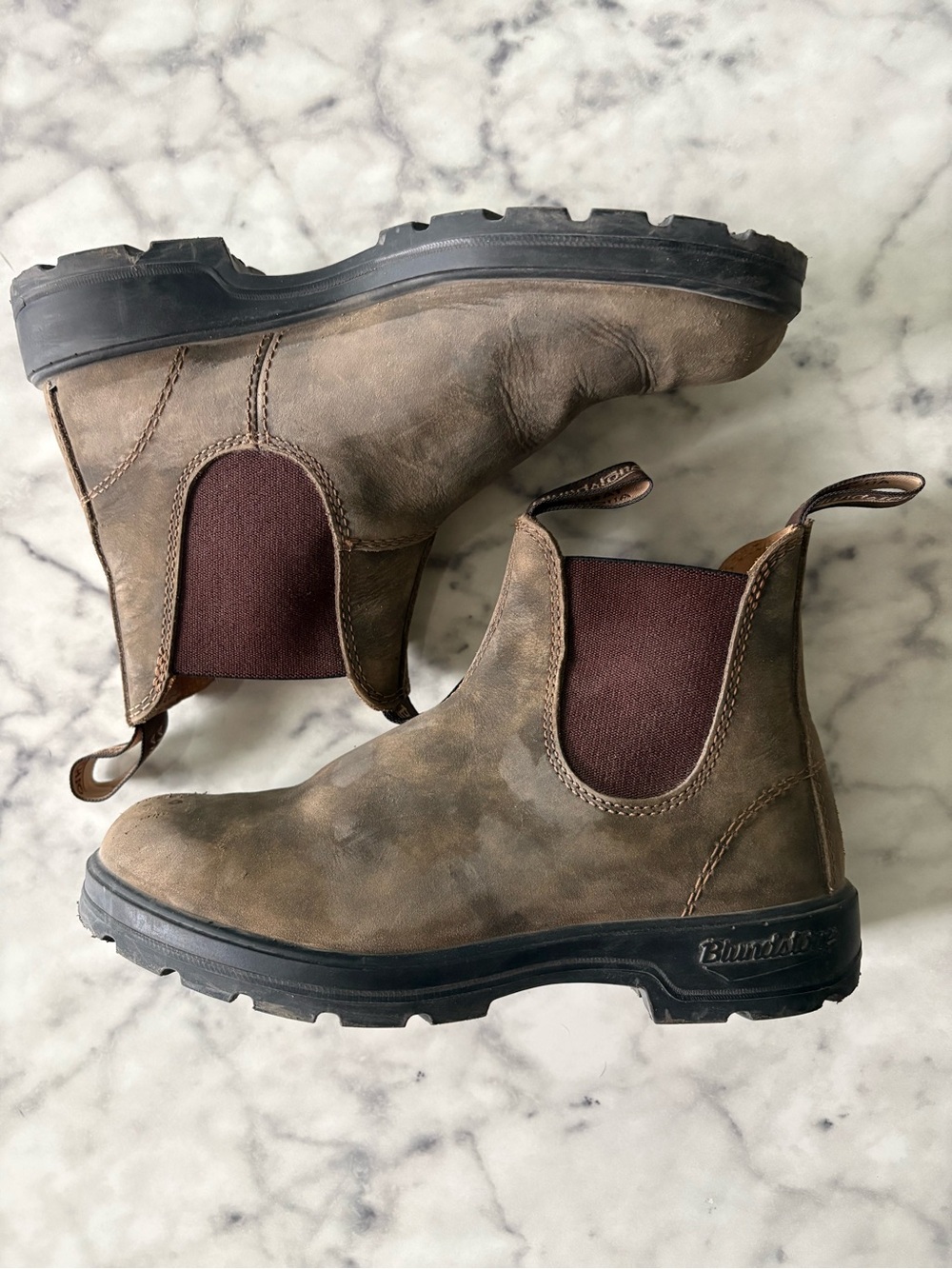 Blundstone Rustic Brown Leather Chelsea Boots with Dark Elastic Panels